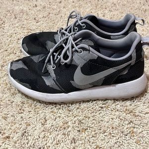 Nike Roshes Gray Camouflage Size 7.5